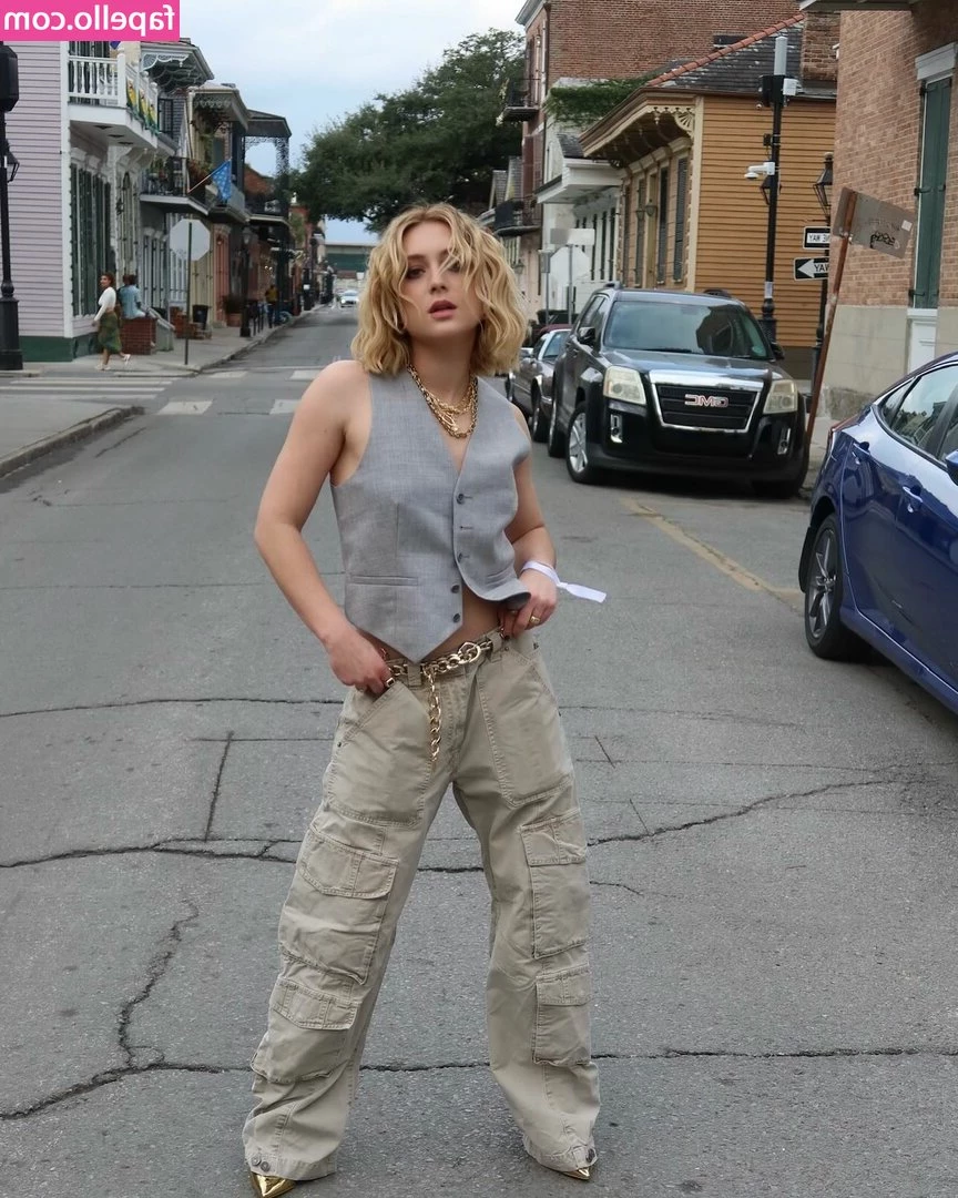 Lizze Broadway [ lizze-broadway ] - BIGGER    I m still cutting so you can see the muscles even more