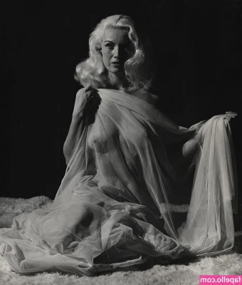 Vintage English Pinups [ vintage-english-pinups ] - 🦶🏼I know you wanna smell these sweaty feet🦶🏼... Tip $50