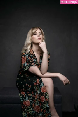 Hannah Arterton [ hannah-arterton ] - watch me ride my clear dildo while taking a bubble bath