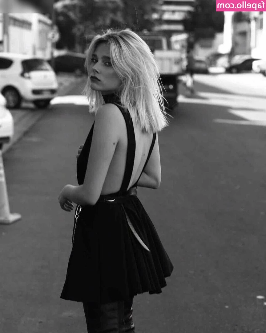 Valentina Zenere [ valentina-zenere ] - Do you think if you text me, maybe I should stay home and talk to