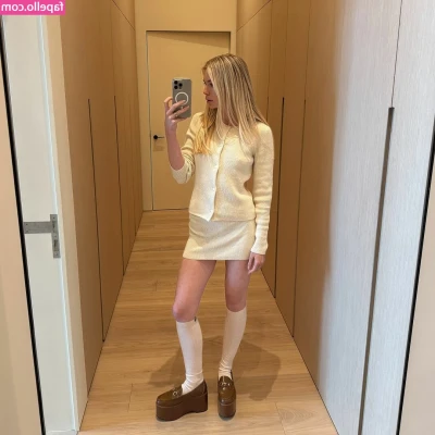 Georgia Toffolo [ georgia-toffolo ] - Let me make sure you have a very Merry night! 💋