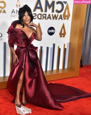 K Michelle [ k-michelle ] - Do you want me to shake my ass next to your dick as well? I'm sure