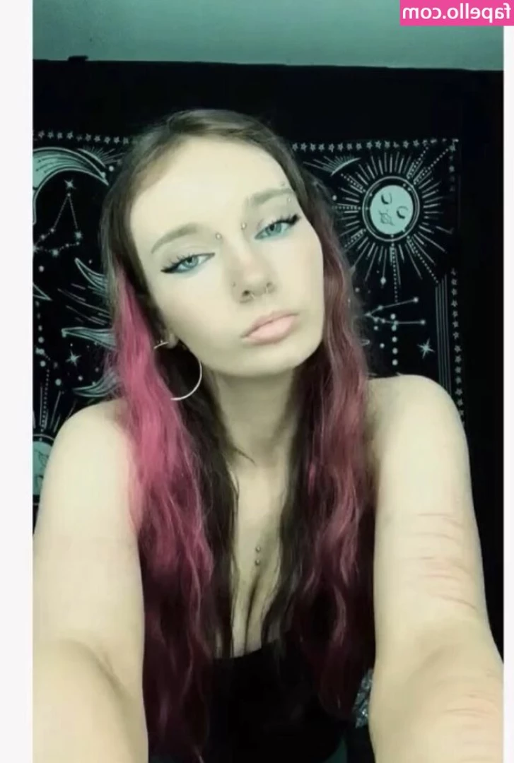 06m1a - Chillin  style for my frisky fans  A little nip slip and a peak at