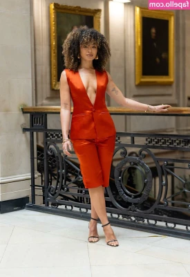 Ella Eyre [ ella-eyre ] - Where's my seat? Lie down and be a good little Subby. My bottom needs