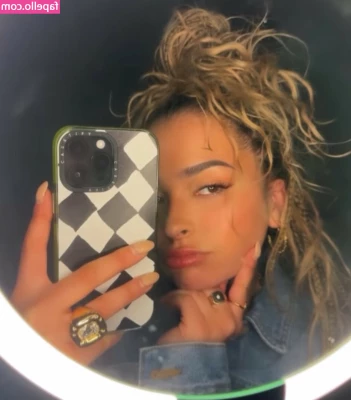 Ella Eyre [ ella-eyre ] - She’s hungry this morning! 🐫
