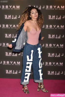 Ella Eyre [ ella-eyre ] - I'm ready for you to give me kisses all over my body 💋🖤