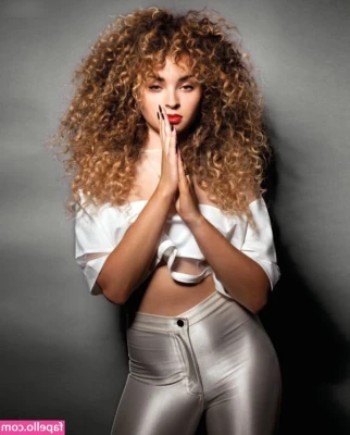 Ella Eyre [ ella-eyre ] - Some naughty moves to warm you saturday 😏🔥