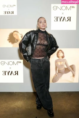 Ella Eyre [ ella-eyre ] - Tomorrow we start the advent😍🔥😛🎁