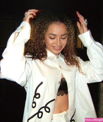 Ella Eyre [ ella-eyre ] - A few cabana pics with Rhonda.
