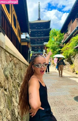 Ella Eyre [ ella-eyre ] - Requested Biceps flexing special💪🏻