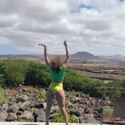 Ella Eyre [ ella-eyre ] - How about some butts for your day?
