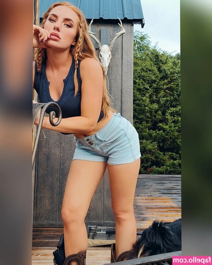 Lil Red Heidi Hood [ lil-red-heidi-hood ] - I am dominated by Mya Quinn, I kiss her heels and then she tells me