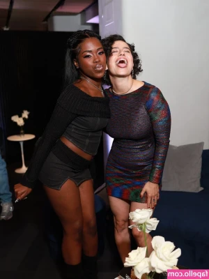 Ilana Glazer [ ilana-glazer ] - Cucky eats the dirt from my trainers