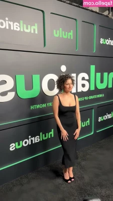 Ilana Glazer [ ilana-glazer ] - Live Stream tonight 8pm in front of the Christmas tree let’s start
