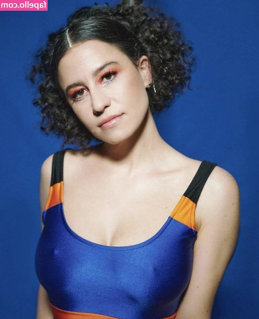 Ilana Glazer [ ilana-glazer ] - TANGA roja  es clave
