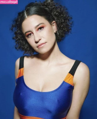 Ilana Glazer [ ilana-glazer ] - TANGA roja  es clave