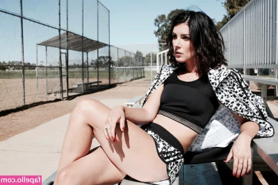 Shenae Grimes [ shenae-grimes ] - I think it s the post man