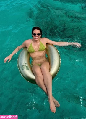 Sarah Story [ sarah-story ] - The first pic is giving 2012 tumblr. Also puffy nips >>>