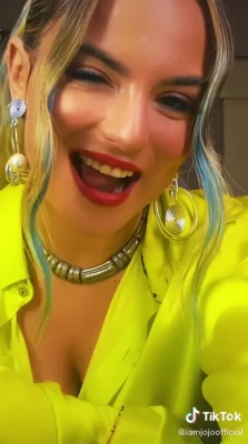  [ joanna-jojo-levesque ] - I have an idea, how about you replace my hands?