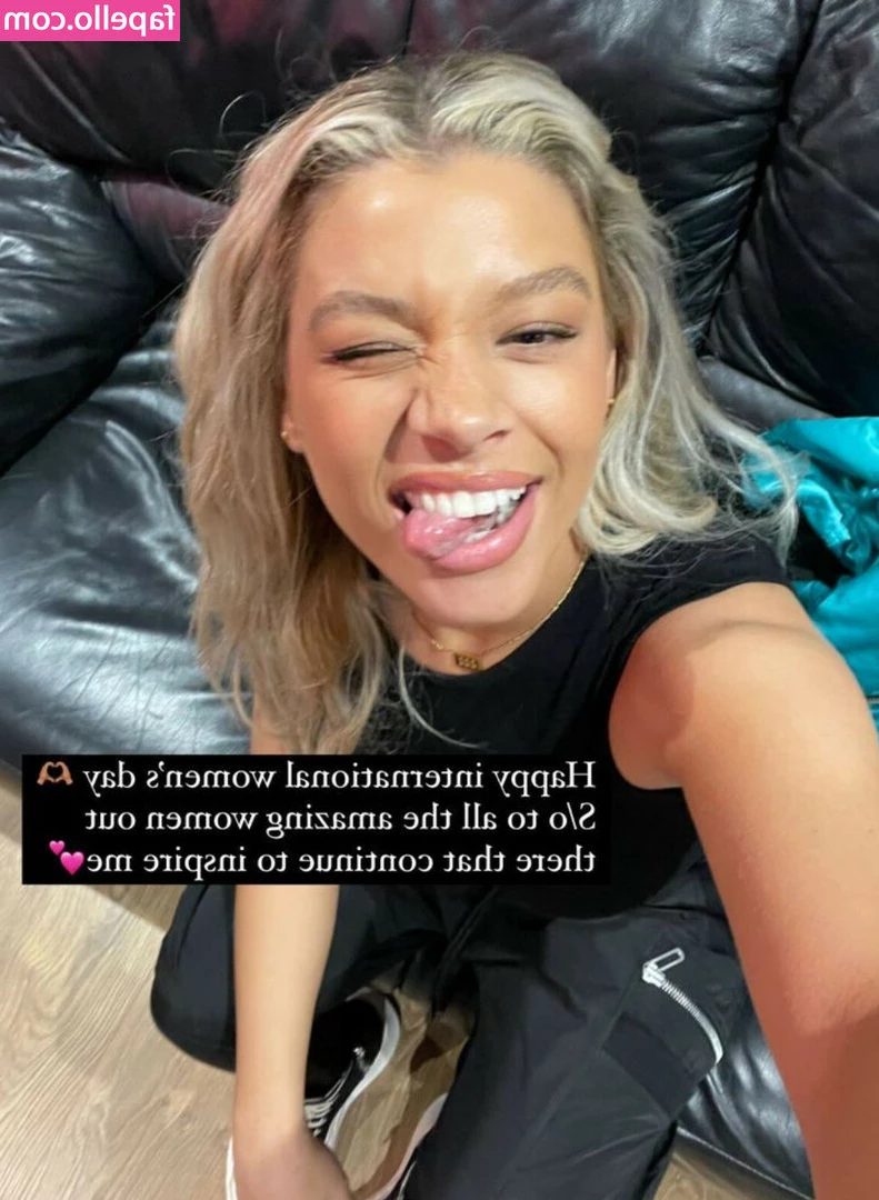 Molly Rainford [ molly-rainford ] - Merry Christmas and Happy Holidays    Harmony