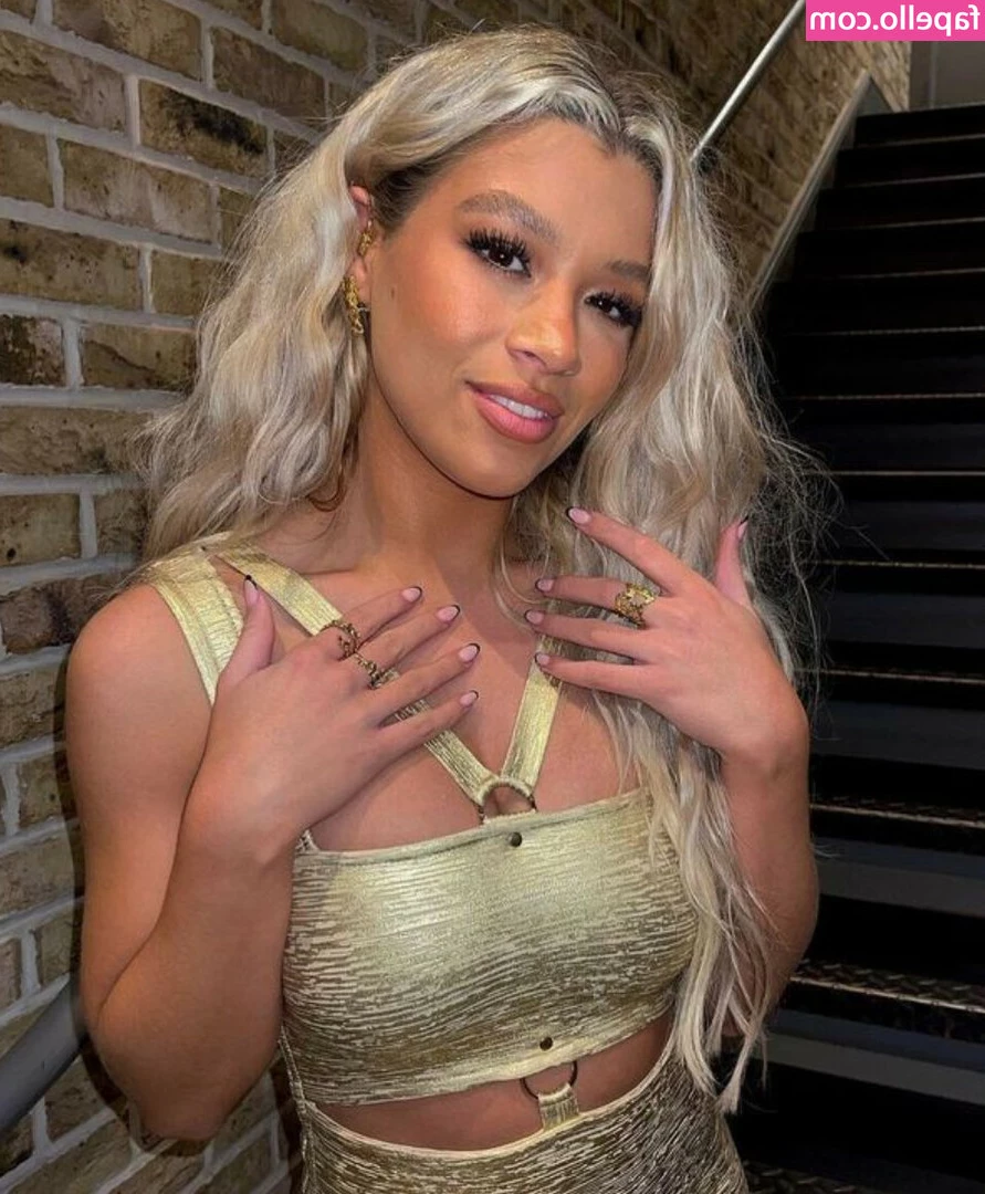 Molly Rainford [ molly-rainford ] - Happy Halloween