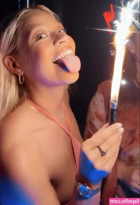 Molly Rainford [ molly-rainford ] - BRUJANOCTURNA     follow my friend to see her play with her ass for
