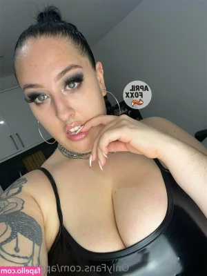 aprilfoxxxx - who wants to rip my panties off