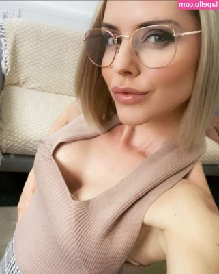 Stephanie Waring [ stephanie-waring ] - Who is celebrating with me