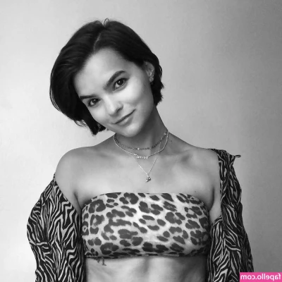 Brianna Hildebrand [ brianna-hildebrand ] - Lots of booty close ups😍✨