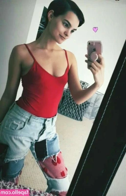 Brianna Hildebrand [ brianna-hildebrand ] - Still Cam Throwback: 2005.03.14
