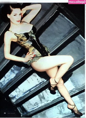 Dita Von Teese [ dita-von-teese ] - Happy Friday! 🖤❤️