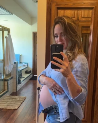 Caity Lotz [ caity-lotz ] - OMG!!..I m nominated for the „UK Glamourawards 2022“, category