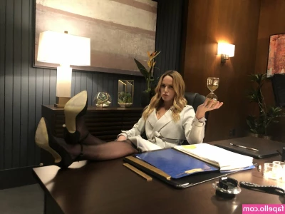 Caity Lotz [ caity-lotz ] - 𝕄𝕆𝕆𝔻