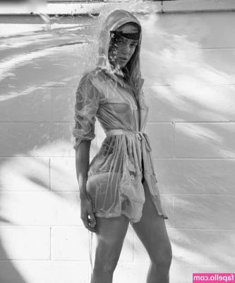 Caity Lotz [ caity-lotz ] - Chef kiss it baby
