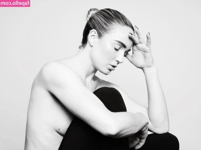 Caity Lotz [ caity-lotz ] - J'aime bien mes seins avec un under boobs, viens les caresser 💗
