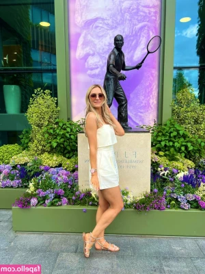 Laura Woods [ laura-woods ] - Good day, friends! Today I am in the image of a real housewife.