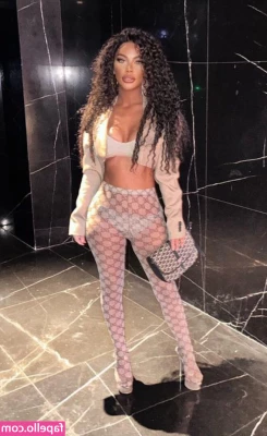 Chelsee Healey [ chelsee-healey ] - Being a bit naughty and flashing in my friends garden in bikini xxx