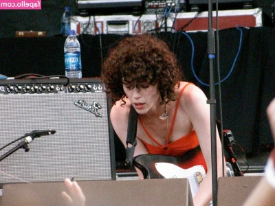 Annie Clark [ annie-clark ] - 1st time drilldo