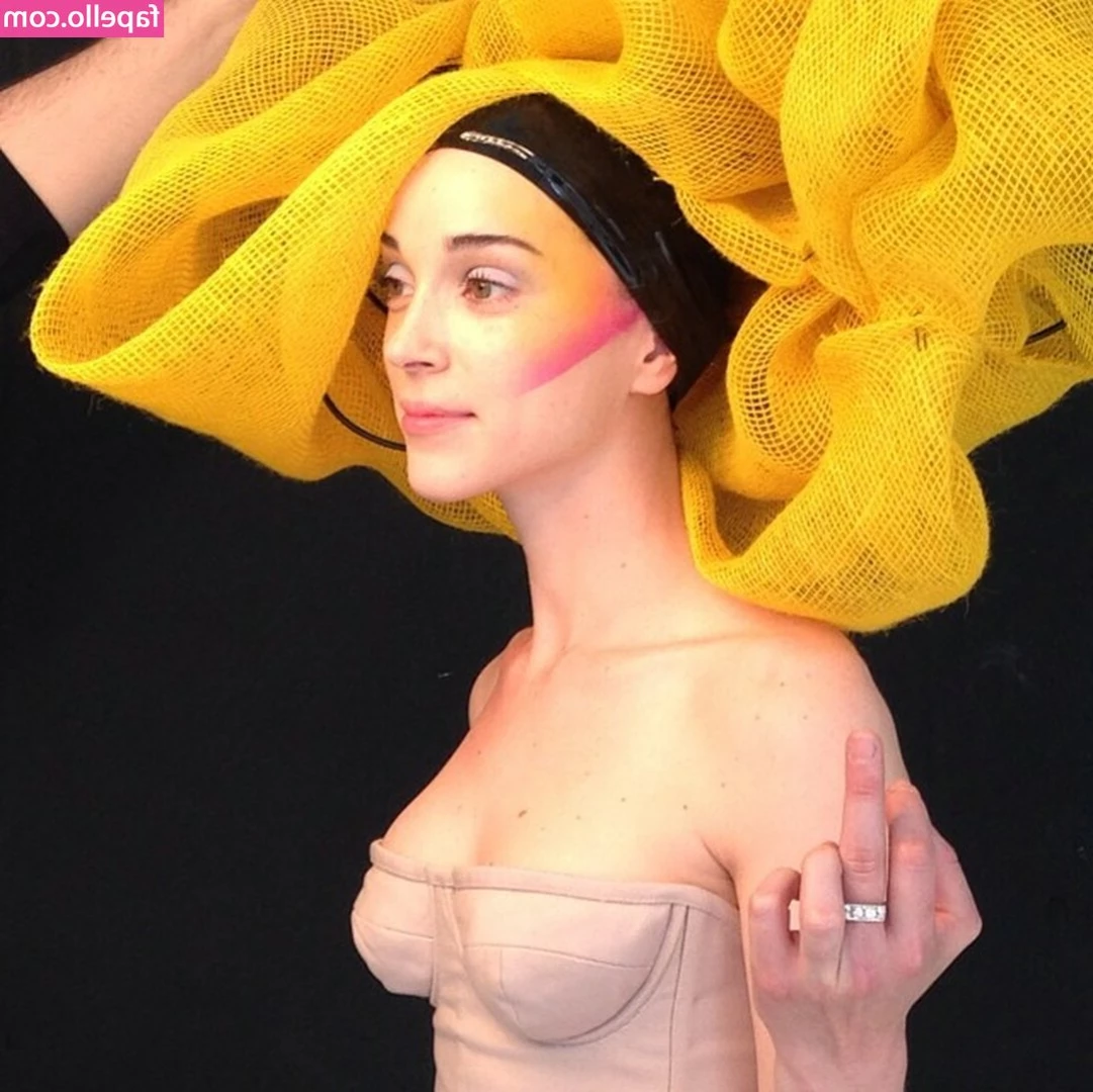 Annie Clark [ annie-clark ] - Are you good at keeping secrets because we should make some
