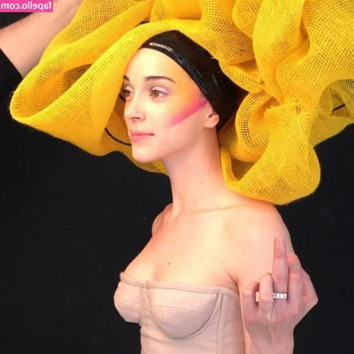 Annie Clark [ annie-clark ] - Are you good at keeping secrets because we should make some