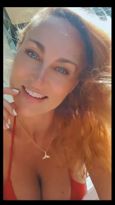  [ vanessa-cater ] - Hey, Happy New Year to everyone 😘 Do you want to see more of me in