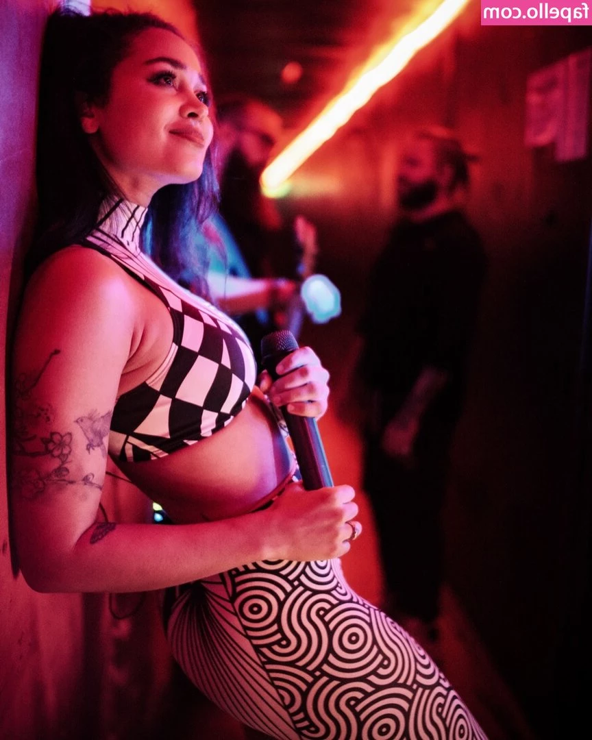 Melissa Bonny [ melissa-bonny ] - I woke up late for a busy day oh boy now you should cover breakfast