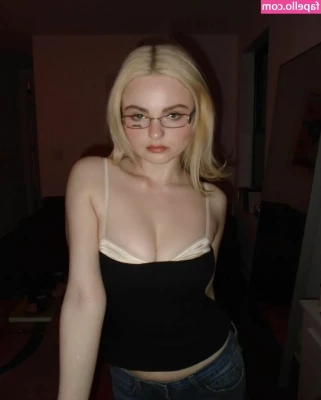 Morgan Lily [ morgan-lily ] - I get completely naked on the beach  do you want to join me