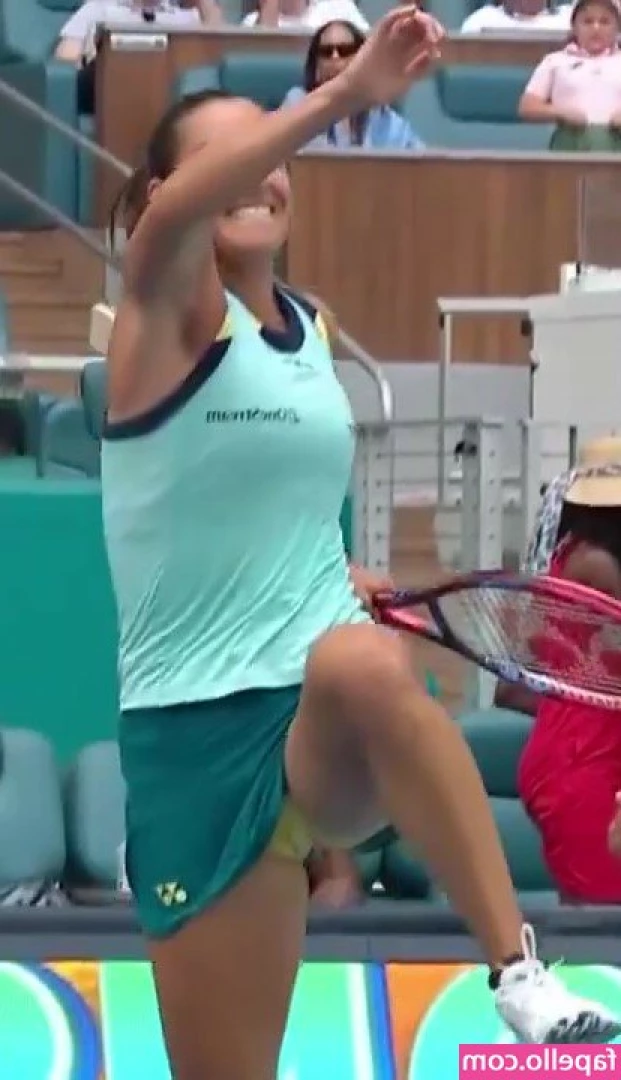 Caroline Garcia [ caroline-garcia ] - It was such a looooooong night. Sorry I had to cancel my live but I