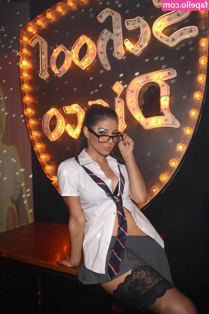 Roxanne Pallett [ roxanne-pallett ] - Get ready for some new hot content with a little bit of a mess