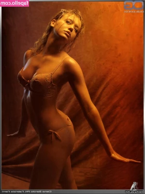 Elena Barolo [ elena-barolo ] - Not foot fetish related but anyone with a belly button fetish will