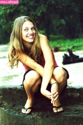 Tracy Spiridakos [ tracy-spiridakos ] - I love filling my pretty pussy 🥰 would you lick my clit while