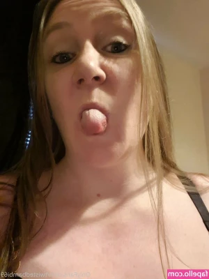 twistedbambi69 - Doing my 2 favorite things ...eating & twerking ‼️