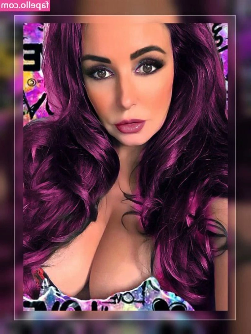 Sophia Scott [ sophia-scott ] - 😘 Just taking a little break from reality 😉 I'm feeling so hot