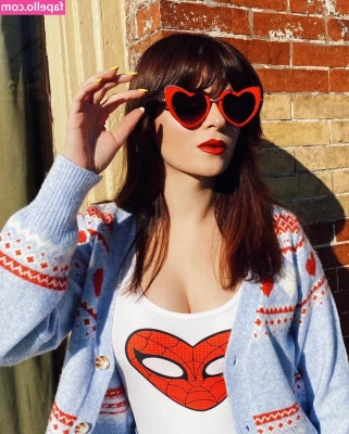 Sally LoMonaco [ sally-lomonaco ] - Big t shirt hiding big